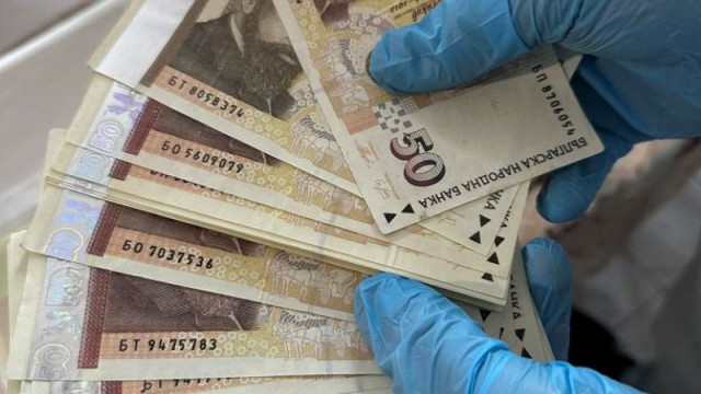 Двама мъже са задържани от полицията след опит да платят